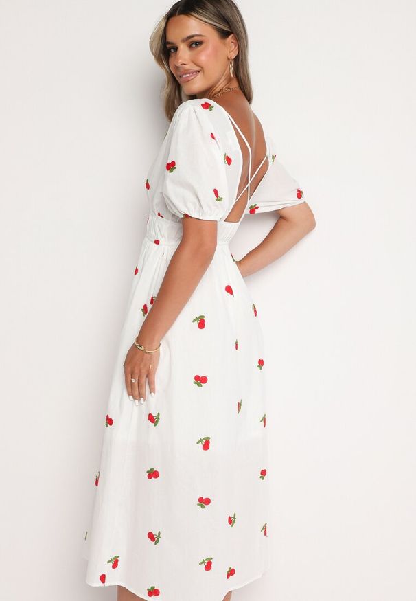 Born2be - Biała Taliowana Bawełniana Sukienka Koktajlowa z Haftem w Wisienki i Gumką w Talii Vimelina. Typ kołnierza: dekolt w kształcie V. Kolor: biały. Materiał: bawełna. Wzór: haft. Styl: wizytowy