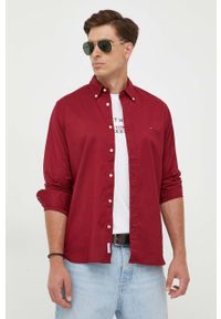 TOMMY HILFIGER - Tommy Hilfiger koszula bawełniana męska kolor bordowy regular z kołnierzykiem button-down. Okazja: na co dzień. Typ kołnierza: button down. Kolor: czerwony. Materiał: bawełna. Wzór: aplikacja. Styl: casual #1