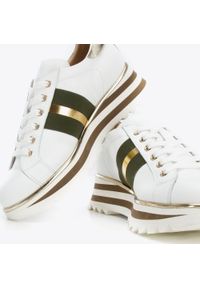 Wittchen - Damskie sneakersy skórzane z owadem biało-zielone. Nosek buta: okrągły. Zapięcie: pasek. Kolor: zielony, biały, wielokolorowy. Materiał: skóra. Wzór: aplikacja, paski. Obcas: na platformie. Sport: wspinaczka #4