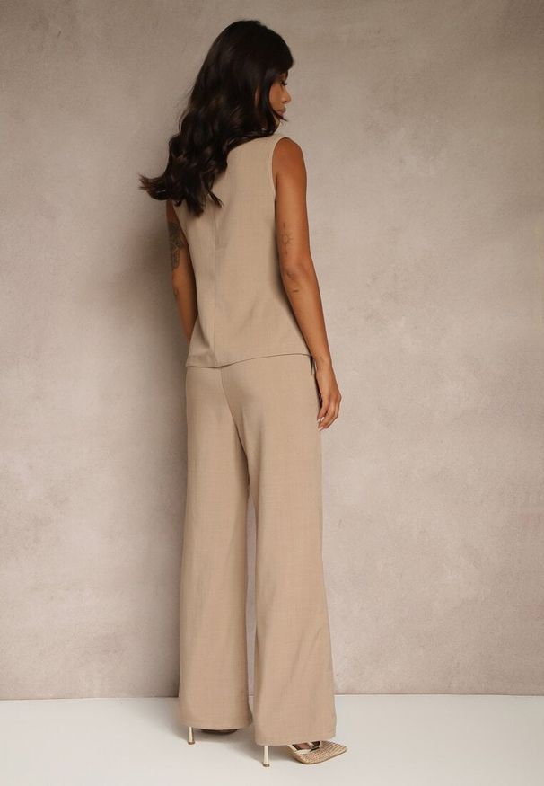 Renee - Ciemnobeżowy Komplet o Garniturowym Kroju Spodnie Wide Leg i Taliowana Kamizelka Nalinise. Kolor: beżowy