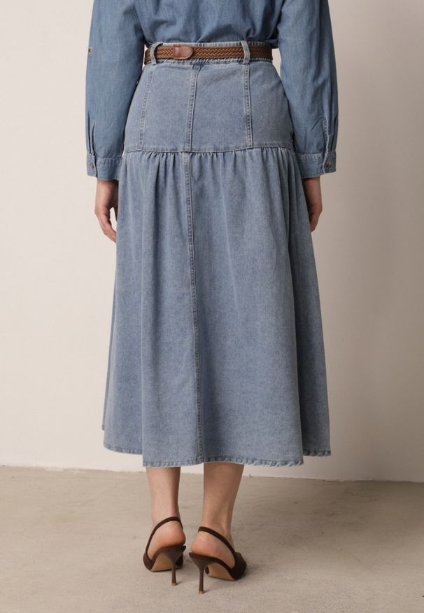 Born2be - Niebieska Bawełniana Spódnica Jeansowa z Rozkloszowanym Dołem i Plecionym Paskiem Doriame. Okazja: do pracy, na co dzień. Kolor: niebieski. Materiał: bawełna, jeans. Wzór: aplikacja. Styl: casual