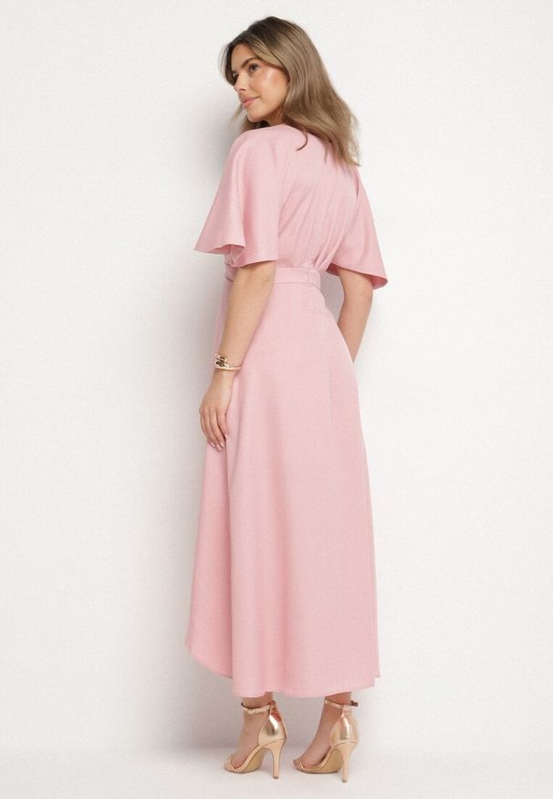 Born2be - Różowa Koktajlowa Sukienka Vices o Asymetrycznym Kroju z Falbanką Finexia. Okazja: na wesele, na imprezę, na ślub cywilny. Kolor: różowy. Wzór: aplikacja. Typ sukienki: asymetryczne. Styl: wizytowy