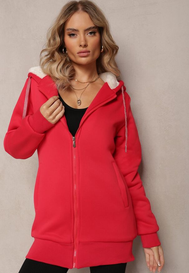 Renee - Czerwona Bluza ze Sztucznym Futerkiem i Kapturem oraz Kieszeniami Creactia. Kolor: czerwony. Materiał: futro