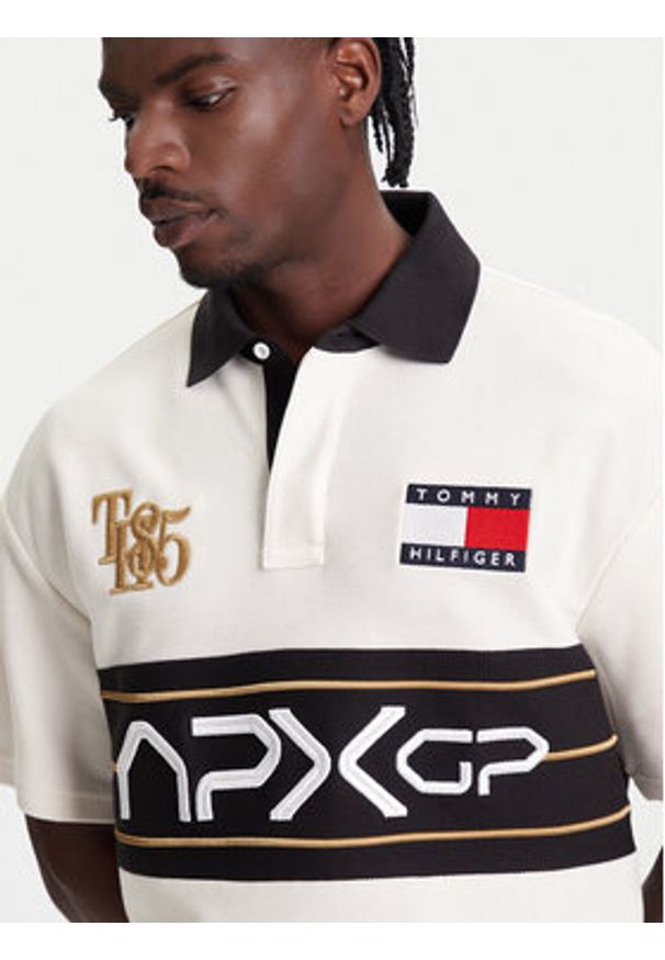 TOMMY HILFIGER - Tommy Hilfiger Polo F1 Movie Race Day MW0MW41393 Écru Relaxed Fit. Typ kołnierza: polo. Materiał: bawełna