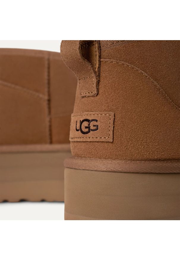 Ugg - UGG W CLASSIC ULTRA MINI PLATFORM Buty zimowe damskie brązowe. Okazja: na co dzień. Kolor: brązowy. Materiał: zamsz, skóra, poliester, wełna, materiał, lyocell. Szerokość cholewki: normalna. Wzór: aplikacja. Sezon: zima. Obcas: na platformie. Styl: casual, klasyczny
