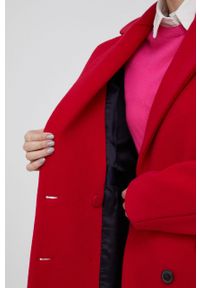 TOMMY HILFIGER - Tommy Hilfiger Płaszcz wełniany kolor czerwony przejściowy dwurzędowy. Okazja: na co dzień. Kolor: czerwony. Materiał: wełna. Wzór: gładki. Styl: klasyczny, casual