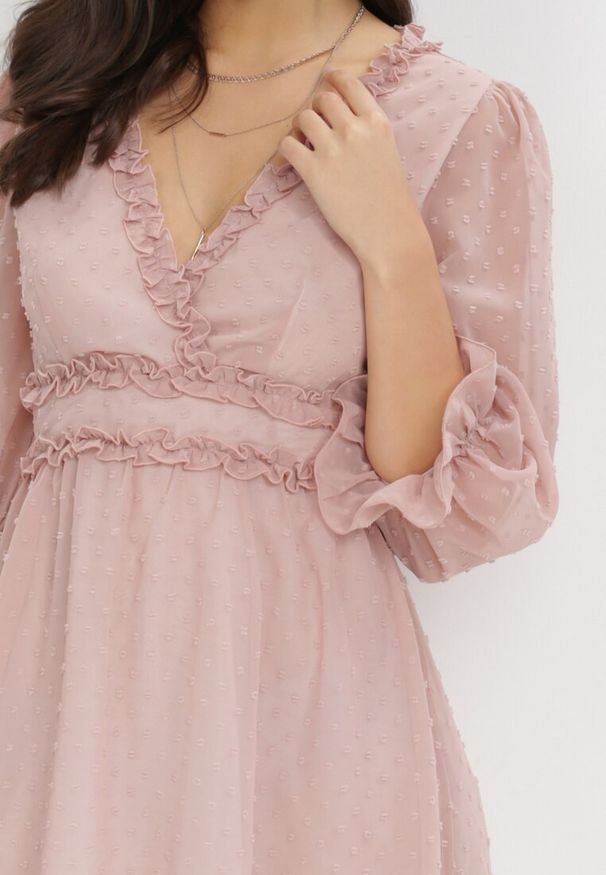 Born2be - Różowa Sukienka Taphionis. Typ kołnierza: kołnierz z falbankami. Kolor: różowy. Materiał: tkanina. Typ sukienki: kopertowe. Długość: mini