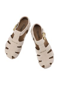 Sandały damskie Artiker, cholewka ze skóry naturalnej zamszowej ażurowa konstrukcja z wycięciami pasek z regulacją na klamrę, beżowe, 58C0328. Zapięcie: klamry. Kolor: beżowy. Materiał: skóra, zamsz. Wzór: ażurowy #4