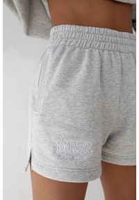 Marsala - Szorty z dzianiny dresowej z haftem MRSL w kolorze LIGHT GREY MELANGE - LE PETIT-L. Okazja: na co dzień. Stan: podwyższony. Kolor: szary. Materiał: dresówka, dzianina. Wzór: haft. Styl: casual, sportowy #1
