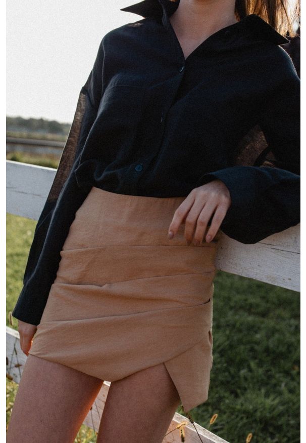 Marsala - Spódniczka mini w kolorze kamelowym z drapowaniem - LORIENT. Okazja: na co dzień. Materiał: len, nylon, materiał, bawełna, jedwab, wełna, włókno, poliester. Styl: casual