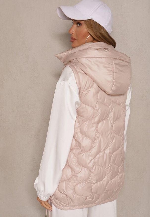 Renee - Różowa Kamizelka z Odpinanym Kapturem Ozdobnie Pikowana Silzeki. Okazja: na co dzień. Kolor: różowy. Materiał: materiał, jeans. Sezon: jesień, wiosna. Styl: sportowy, klasyczny, casual, elegancki