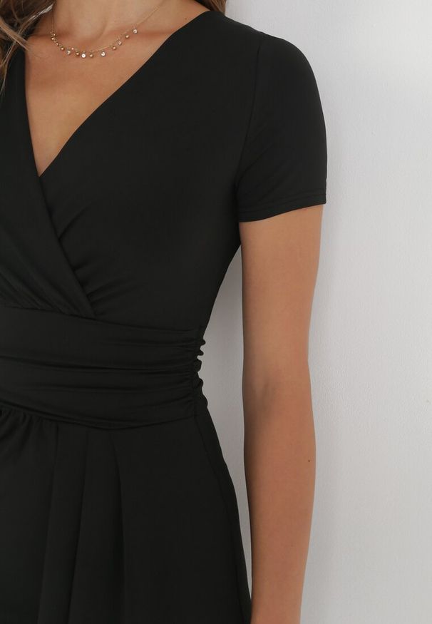 Born2be - Czarna Kopertowa Sukienka Mini z Krótkim Rękawem i Marszczeniem w Talii Kamilan. Kolor: czarny. Długość rękawa: krótki rękaw. Typ sukienki: kopertowe. Długość: mini