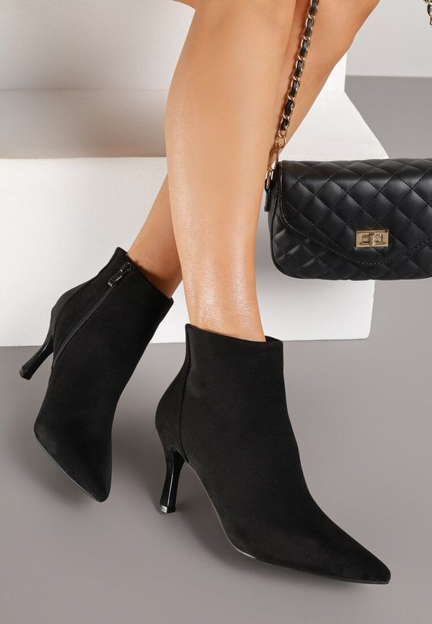 Renee - Czarne Botki na Szpilce w Klasycznym Stylu Latariela. Okazja: na co dzień. Kolor: czarny. Materiał: jeans. Sezon: jesień. Obcas: na szpilce. Styl: klasyczny