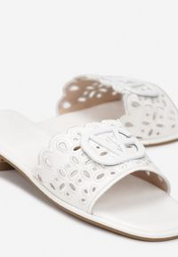 Born2be - Białe Klapki Emalina. Nosek buta: otwarty. Kolor: biały. Wzór: jednolity, kwiaty, ażurowy. Styl: klasyczny