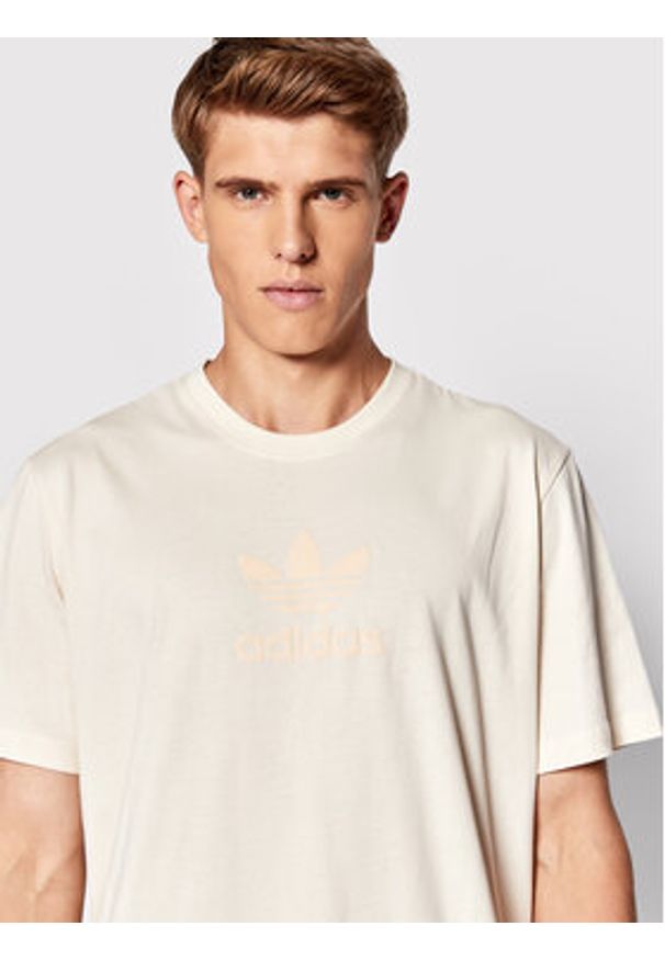 Adidas - adidas T-Shirt Trefoil Series Street HK2786 Beżowy Regular Fit. Kolor: beżowy. Materiał: bawełna. Styl: street