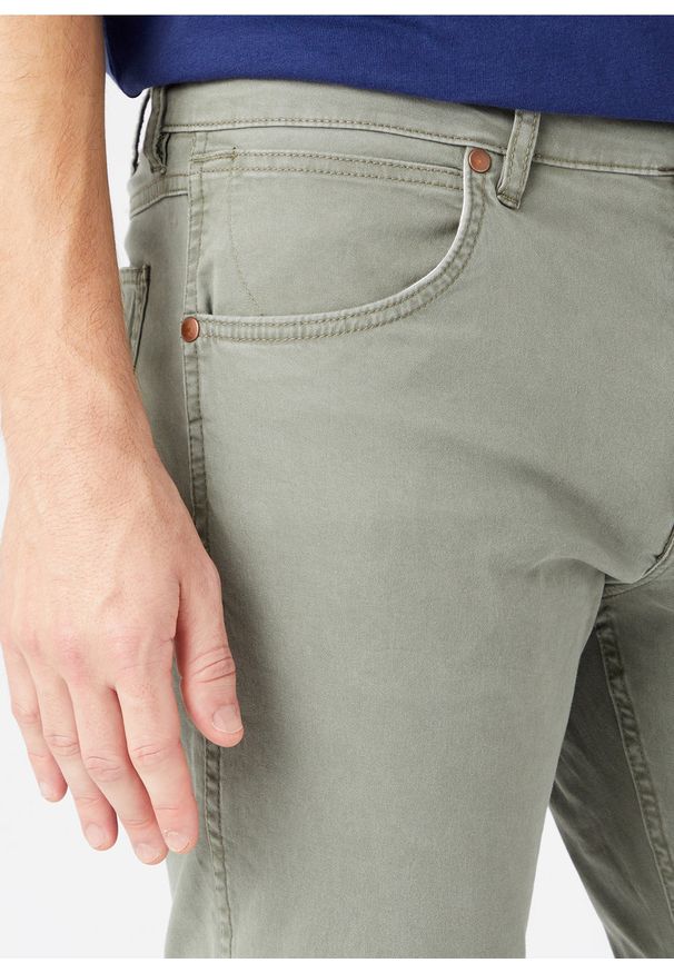 Wrangler - WRANGLER GREENSBORO MĘSKIE SPODNIE MATERIAŁOWE DUSTY OLIVE W15QY665M 112145836. Materiał: materiał