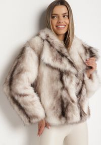 Born2be - Jasnobeżowa Kurtka Futrzana z Szerokim Kołnierzem Ditene. Okazja: na randkę, na co dzień. Kolor: beżowy. Materiał: futro. Styl: casual #7