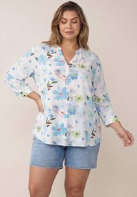Born2be - Niebieska Koszula Wiskozowa w Kwiaty Syro. Okazja: na co dzień. Typ kołnierza: dekolt w kształcie V. Kolekcja: plus size. Kolor: niebieski. Materiał: wiskoza. Wzór: kwiaty. Styl: casual #1