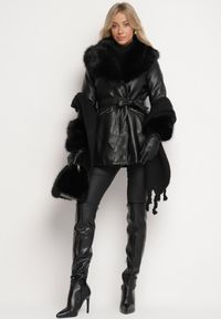 Born2be - Czarna Taliowana Kurtka z Imitacji Skóry Obszyta Futerkiem Tilista. Okazja: na co dzień. Kolekcja: plus size. Kolor: czarny. Materiał: skóra, futro. Długość rękawa: długi rękaw. Długość: długie. Styl: klasyczny, casual, elegancki #4