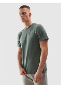 4f - T-shirt regular z bawełny organicznej z nadrukiem męski - khaki. Okazja: na co dzień. Kolor: oliwkowy, brązowy, wielokolorowy. Materiał: bawełna. Długość rękawa: krótki rękaw. Długość: krótkie. Wzór: nadruk. Styl: sportowy, casual, klasyczny