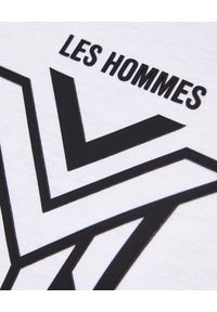 Les Hommes - LES HOMMES - Biały t-shirt z kontrastowym nadrukiem. Okazja: na co dzień. Kolor: biały. Materiał: jeans, bawełna, materiał. Wzór: nadruk. Styl: klasyczny, casual #2