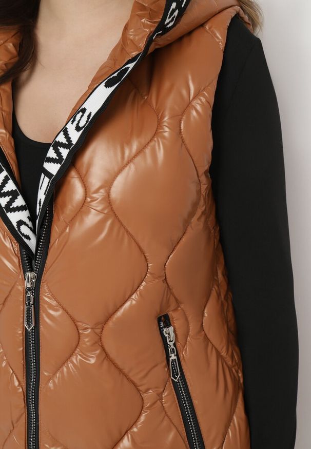 Born2be - Brązowa Pikowana Kamizelka z Kapturem o Dłuższym Fasonie Silvra. Typ kołnierza: kaptur. Kolor: brązowy. Długość: długie