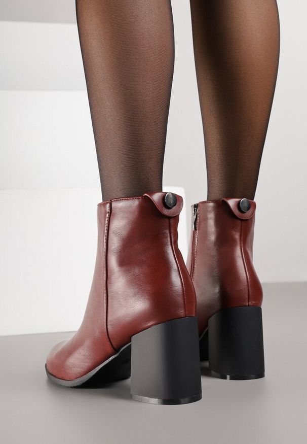 Renee - Bordowe Eleganckie Botki Vices na Słupku z Okrągłym Detalem przy Cholewce Widvire. Okazja: do pracy, na co dzień, na spotkanie biznesowe. Nosek buta: okrągły. Kolor: czerwony. Szerokość cholewki: normalna. Obcas: na słupku. Styl: elegancki