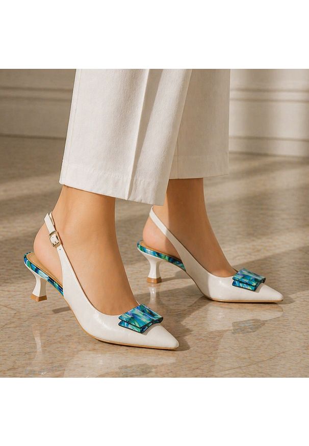 Białe skórzane sandały damskie DiA 2006. Okazja: na wesele, na ślub cywilny. Kolor: biały. Materiał: skóra. Wzór: kolorowy, aplikacja. Sezon: wiosna, lato. Obcas: na obcasie. Styl: elegancki, klasyczny. Wysokość obcasa: średni