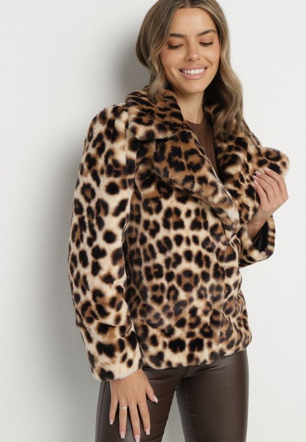 Born2be - Panterkowa Krótka Kurtka Futerko z Szerokim Kołnierzem Zenivra. Okazja: do pracy, na co dzień. Typ kołnierza: golf. Materiał: futro. Długość: krótkie. Styl: casual