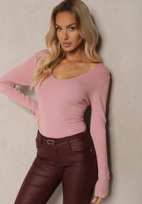 Renee - Ciemnoróżowy Sweter z Wiskozą Ozdobiony Guzikami z Trójkątnym Dekoltem Attecca. Kolor: różowy. Materiał: wiskoza. Wzór: aplikacja. Sezon: zima