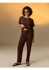Sinsay - Wiskozowe spodnie straight leg - brązowy. Kolor: brązowy. Materiał: wiskoza