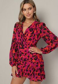 Born2be - Czerwona Panterkowa Kopertowa Sukienka Ozdobiona Marszczeniem i Falbaną Valentica. Okazja: na spacer. Typ kołnierza: dekolt w kształcie V. Kolor: czerwony. Długość rękawa: długi rękaw. Wzór: aplikacja. Sezon: jesień. Typ sukienki: kopertowe. Styl: klasyczny, elegancki #1