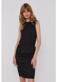 DKNY - Dkny Sukienka DD1CL708 kolor czarny mini prosta. Okazja: na co dzień. Kolor: czarny. Materiał: dzianina. Wzór: gładki. Typ sukienki: proste. Styl: casual. Długość: mini #1