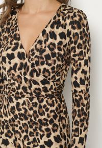 Born2be - Ciemnobeżowa Koktajlowa Kopertowa Sukienka w Panterkę o Dopasowanym Kroju z Gumką w Pasie Nikika. Okazja: na co dzień. Kolor: beżowy. Materiał: jeans. Wzór: motyw zwierzęcy. Typ sukienki: kopertowe. Styl: wizytowy #2