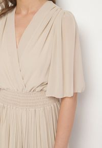 Born2be - Beżowy Plisowany Kombinezon o Kopertowym Kroju z Gumką w Talii Ameddie. Okazja: na co dzień. Kolor: beżowy. Styl: elegancki, casual