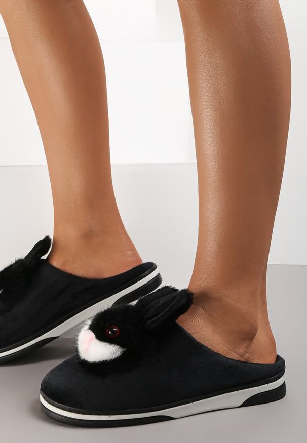 Renee - Czarne Kapcie Antinna. Zapięcie: bez zapięcia. Kolor: czarny. Materiał: dresówka, welur, materiał. Wzór: aplikacja. Styl: sportowy