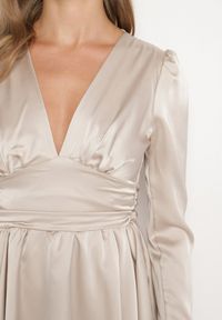 Born2be - Beżowa Satynowa Sukienka Mini z Głębokim Dekoltem i Wiązaniem z Tyłu Liadan. Okazja: na imprezę. Kolor: beżowy. Materiał: satyna. Styl: elegancki. Długość: mini #5