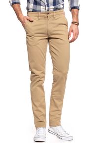 Wrangler - WRANGLER SPODNIE MĘSKIE CHINO GOLDEN SAND W16LRN223. Materiał: materiał