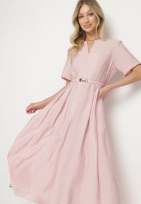 Born2be - Różowa Wiskozowa Sukienka z Lnem o Rozkloszowanym Kroju z Paskiem z Klamerką Linalin. Okazja: na co dzień. Typ kołnierza: dekolt w serek. Kolor: różowy. Materiał: len, wiskoza. Długość rękawa: krótki rękaw. Styl: klasyczny, casual, elegancki #7