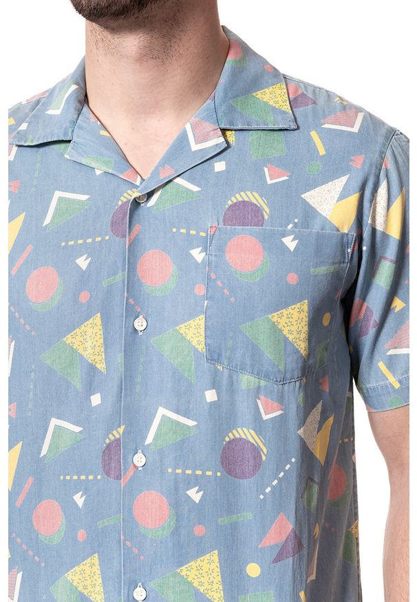 Wrangler - KOSZULA MĘSKA KRÓTKI RĘKAW WRANGLER SS RESORT SHIRT LIGHT INDIGO W59078S4E 112129664. Materiał: materiał. Długość rękawa: krótki rękaw. Długość: krótkie. Wzór: kolorowy