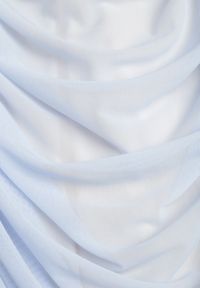 Renee - Jasnoniebieska Marszczona Sukienka Midi z Siatki z Marszczeniem Pandone. Kolor: niebieski. Materiał: materiał. Długość rękawa: na ramiączkach. Typ sukienki: z odkrytymi ramionami. Styl: elegancki. Długość: midi #3