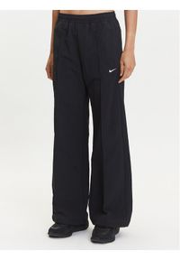 Nike Spodnie dresowe Trend FQ3588 Czarny Relaxed Fit. Kolor: czarny. Materiał: syntetyk