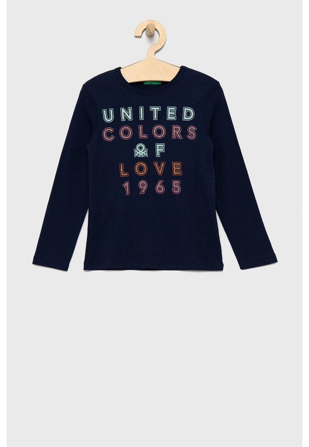 United Colors of Benetton longsleeve bawełniany dziecięcy kolor granatowy. Okazja: na co dzień. Kolor: niebieski. Materiał: bawełna. Długość rękawa: długi rękaw. Długość: długie. Wzór: nadruk. Styl: casual