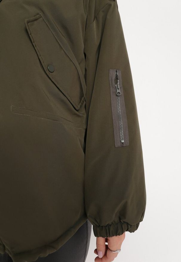 Born2be - Ciemnozielona Kurtka Parka Oversize z Futerkiem Mitto. Kolor: zielony. Materiał: futro. Długość rękawa: długi rękaw. Długość: długie. Sezon: zima, jesień. Styl: elegancki, klasyczny