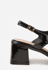 Born2be - Czarne Sandały Japonki na Słupku z Biżuteryjną Ozdobą Uhryss. Kolor: czarny. Materiał: len. Wzór: aplikacja. Sezon: lato. Obcas: na słupku. Styl: elegancki, klasyczny. Wysokość obcasa: średni #7