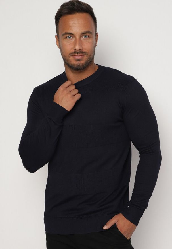 Born2be - Granatowy Wiskozowy Sweter z Okrągłym Dekoltem o Klasycznym Kroju Manohari. Kolor: niebieski. Materiał: wiskoza. Wzór: jednolity. Styl: klasyczny