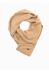 Ombre Clothing - Męski szalik monochromatyczny z frędzlami – jasnobrązowy V4. Okazja: na co dzień. Kolor: brązowy. Materiał: tkanina, poliester, bawełna. Wzór: aplikacja, jednolity. Styl: klasyczny, wizytowy, casual, elegancki