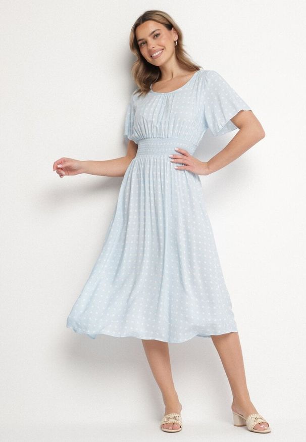 Born2be - Jasnoniebieska Sukienka z Bawełny Rozkloszowana w Kropki Toliennea. Okazja: na co dzień. Kolor: niebieski. Materiał: bawełna. Wzór: kropki. Styl: casual, elegancki