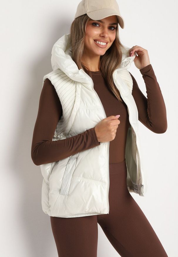 Born2be - Biała Pikowana Kamizelka z Kapturem i Ściągaczami Timorae. Okazja: na spacer. Typ kołnierza: kaptur. Kolor: biały. Materiał: jeans