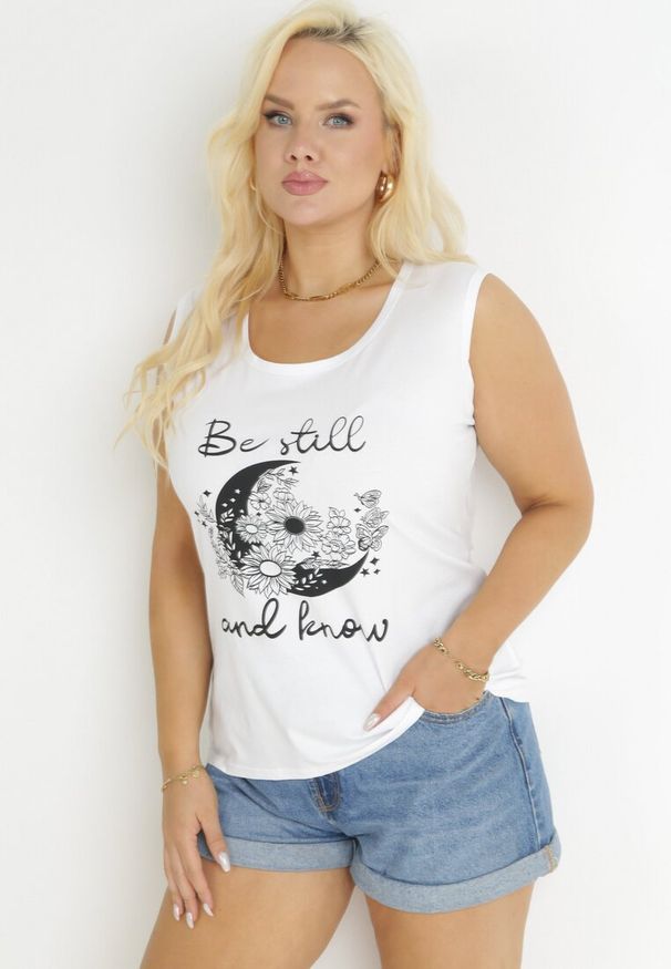 Born2be - Biały Tank Top z Nadrukiem i Okrągłym Dekoltem Irinka. Kolor: biały. Wzór: nadruk